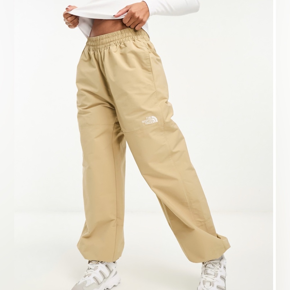 NWT The North Face Easy Wind pants in beige